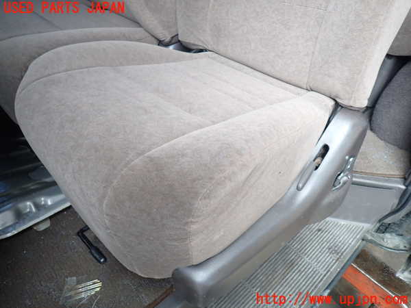 1UPJ-30157175]ハイエースワゴン100系(KZH100G)左2列目シート 中古_m0003.jpg