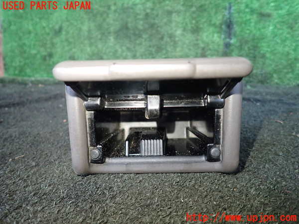 1UPJ-30157821]ハイエースワゴン100系(KZH100G)灰皿1 中古_m0002.jpg