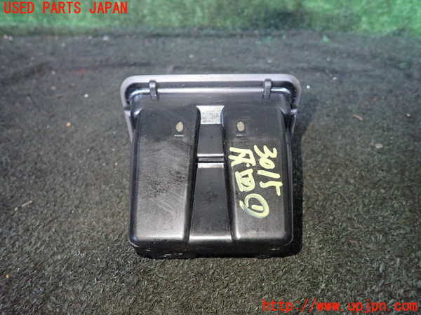 1UPJ-30157821]ハイエースワゴン100系(KZH100G)灰皿1 中古_m0003.jpg