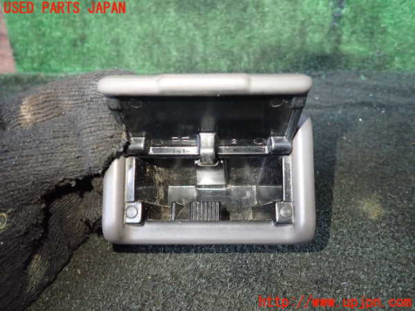 1UPJ-30157823]ハイエースワゴン100系(KZH100G)灰皿3 中古_m0002.jpg