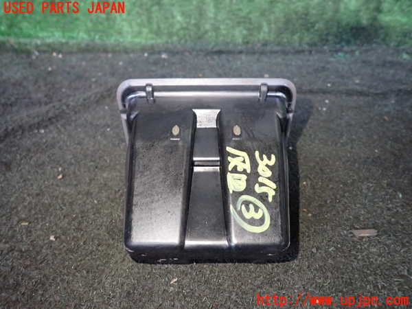 1UPJ-30157823]ハイエースワゴン100系(KZH100G)灰皿3 中古_m0003.jpg
