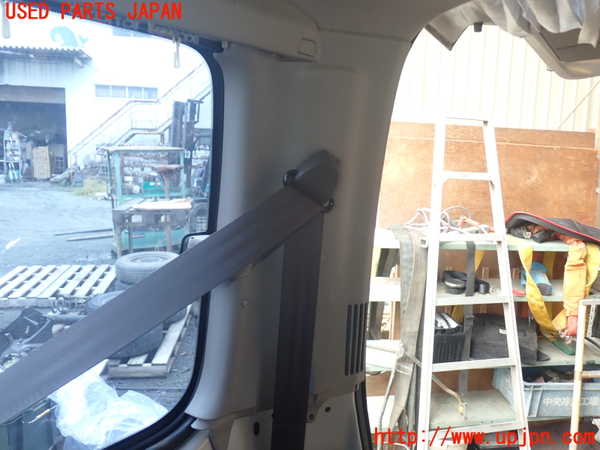 1UPJ-30157675]ハイエースワゴン100系(KZH100G)右リアピラートリム 中古_m0001.jpg