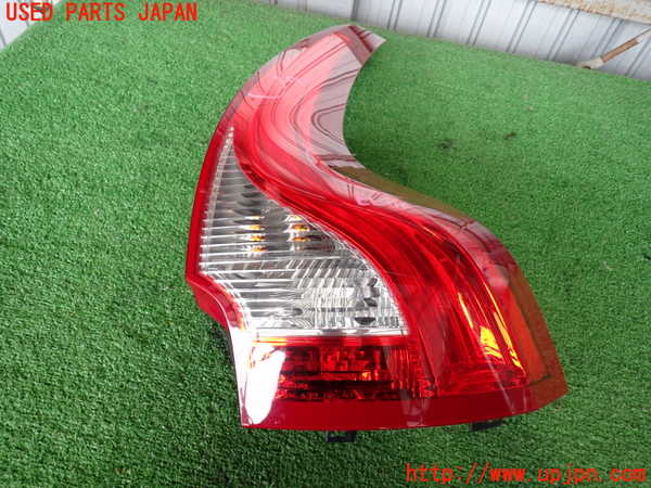 2UPJ-30201530]ボルボ・XC60(DB4204TXC)右テールランプ 中古_m0001.jpg