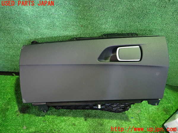 1UPJ-30217516]BMW 118i F20(1R15)グローブボックス1 中古_m0001.jpg