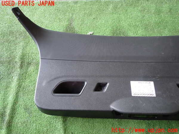 1UPJ-30211578]BMW 118i F20(1R15)バックドア内張り 中古_m0003.jpg
