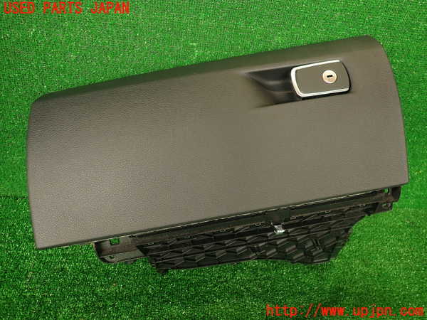 2UPJ-30307516]BMW M4 クーペ(3C30)(F82)グローブボックス1 中古_m0001.jpg