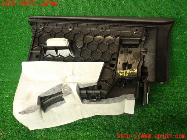 2UPJ-30307516]BMW M4 クーペ(3C30)(F82)グローブボックス1 中古_m0004.jpg