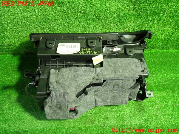 1UPJ-30347516]ベンツ C200 W205(205042C)グローブボックス1 中古_m0003.jpg