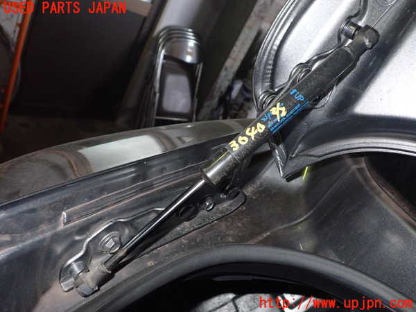 1UPJ-30401506]スカイライン(YV37)トランクダンパー 中古_m0002.jpg