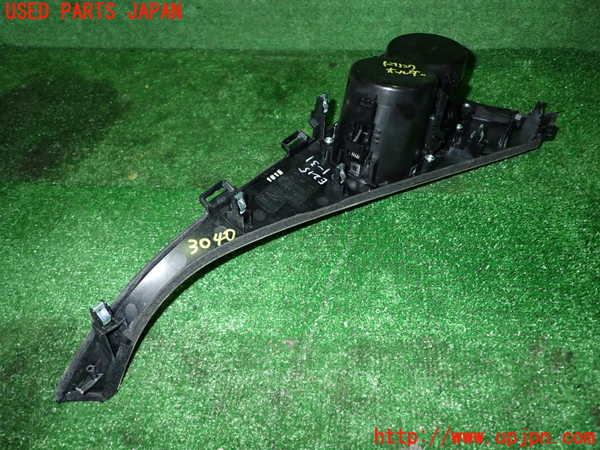 1UPJ-30407810]スカイライン(YV37)ドリンクホルダー 中古_m0003.jpg
