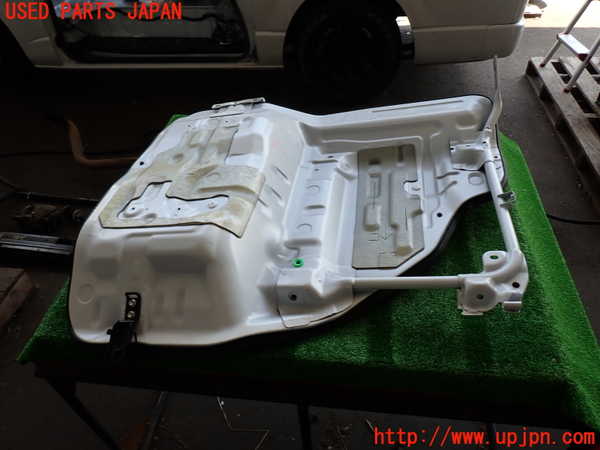 2UPJ-30452160]ハイエースバン200系(TRH200V)エンジンアッパーカバー (ジャンク品) 中古_m0001.jpg