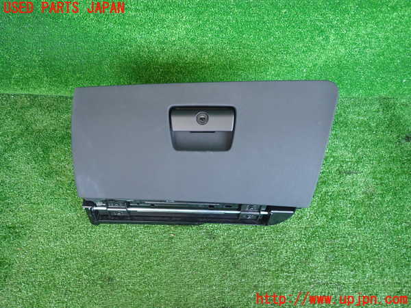 2UPJ-30527516]BMW 320i(PG20)(E90)グローブボックス1 中古_m0001.jpg