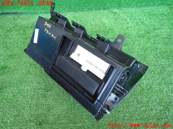 2UPJ-30527516]BMW 320i(PG20)(E90)グローブボックス1 中古_m0003.jpg