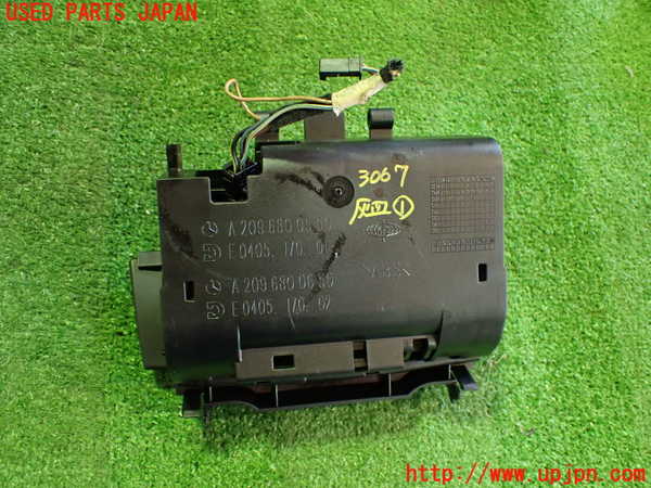 2UPJ-30677821]ベンツCLK320(209365)灰皿1 中古 C209_m0002.jpg