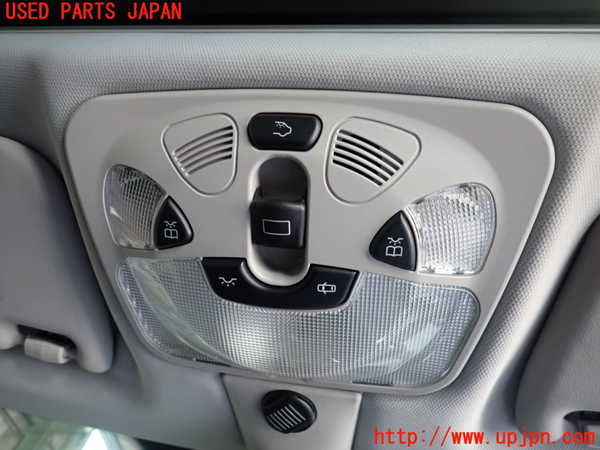 2UPJ-30676411]ベンツCLK320(209365)ルームランプ1 (真中 1列目) 中古 C209_m0001.jpg