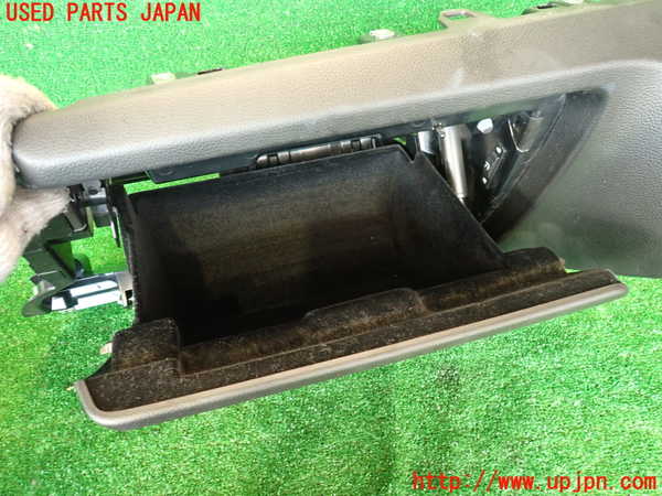 2UPJ-30727516]BMW 135i クーペ(UC35)グローブボックス1 中古 (E82)_m0004.jpg