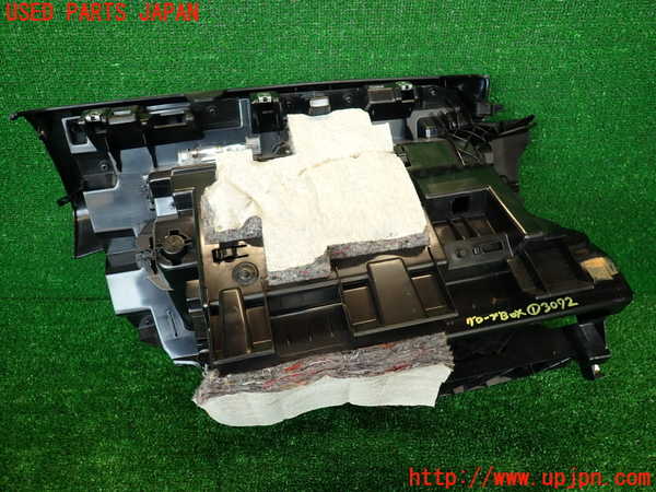 2UPJ-30727516]BMW 135i クーペ(UC35)グローブボックス1 中古 (E82)_m0005.jpg