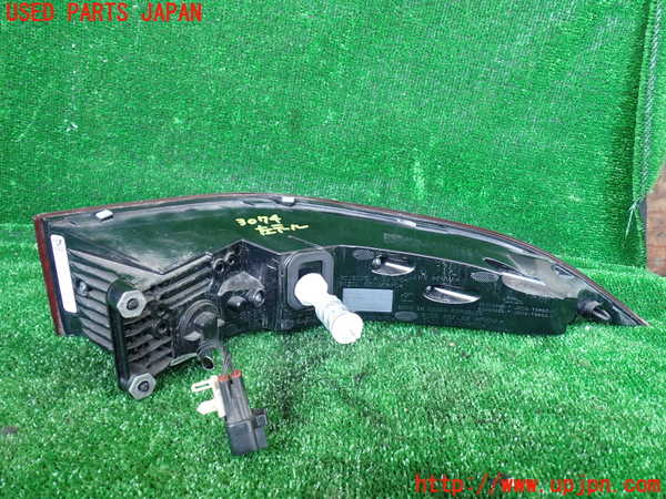 1UPJ-30741536]ジャガー・Eペイス(DF2NA)左テールランプ 中古_m0003.jpg