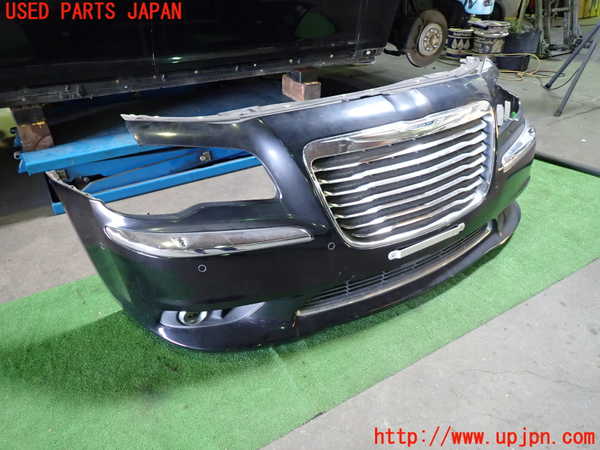 1UPJ-30771010]クライスラー・300(LX36)フロントバンパー 中古_m0001.jpg