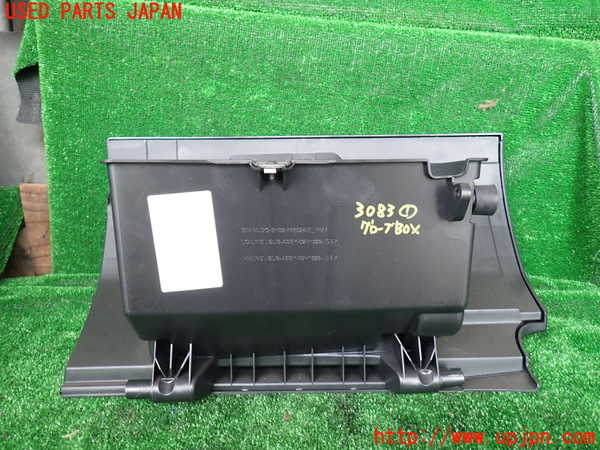 5UPJ-30837516]ランドローバー・フリーランダー2(LF32)グローブボックス1 中古_m0003.jpg