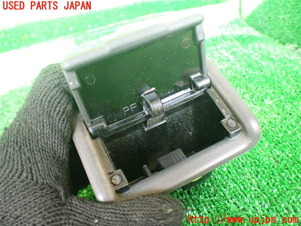1UPJ-30847821]ハイエースワゴン100系(KZH106W)灰皿1 中古_m0002.jpg