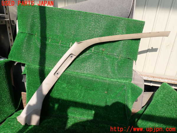 1UPJ-30847655]ハイエースワゴン100系(KZH106W)右フロントピラートリム 中古_m0001.jpg