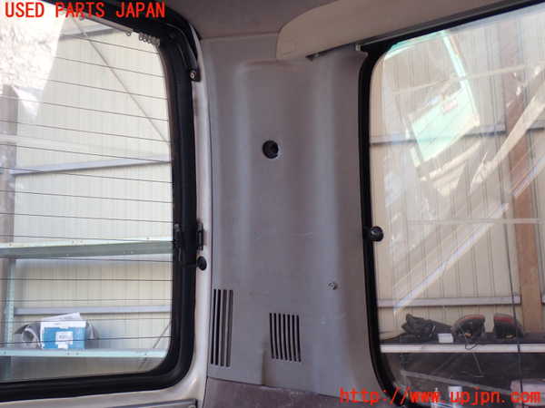 1UPJ-30847680]ハイエースワゴン100系(KZH106W)左リアピラートリム 中古_m0001.jpg