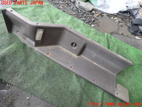 1UPJ-30847740]ハイエースワゴン100系(KZH106W)スカッフプレート 中古_m0001.jpg