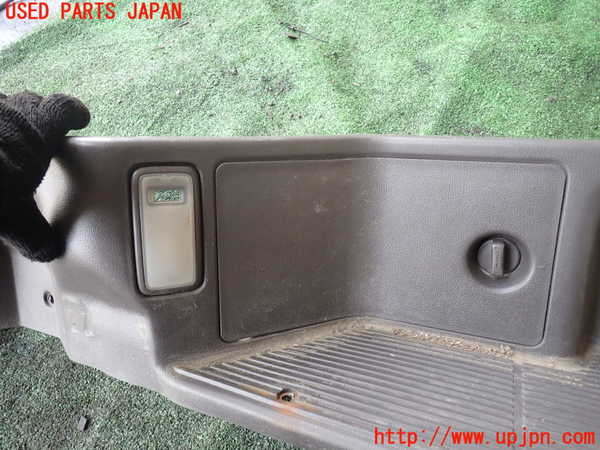 1UPJ-30847740]ハイエースワゴン100系(KZH106W)スカッフプレート 中古_m0002.jpg