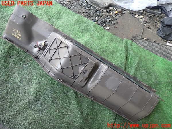 1UPJ-30847740]ハイエースワゴン100系(KZH106W)スカッフプレート 中古_m0003.jpg