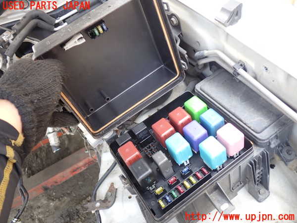 1UPJ-30866741]ランクル100系(UZJ100W)ヒューズボックス1 中古_m0002.jpg