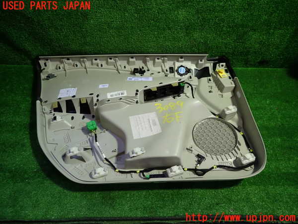 1UPJ-30891234]ボルボ・V40(MD4204T)右前ドア内張り 中古_m0003.jpg