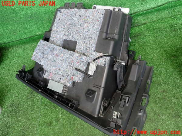 2UPJ-30927516]ボルボ・V60 クロスカントリー(FD4204T)グローブボックス1 中古_m0002.jpg