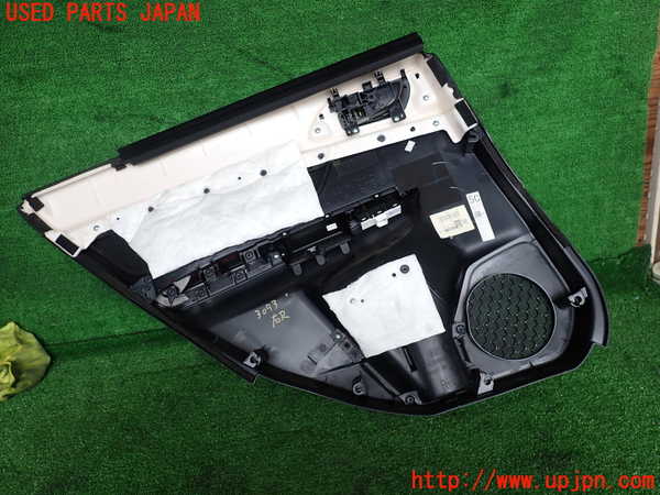 2UPJ-30931294]レヴォーグ(VM4)右後ドア内張り 中古_m0004.jpg