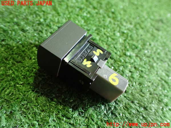 2UPJ-30946311]アウトランダーPHEV(GN0W)スイッチ6 （トランクオープナー） 中古_m0002.jpg