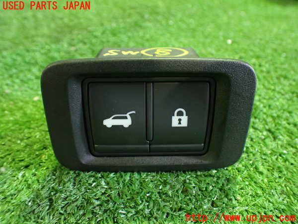 2UPJ-30946313]アウトランダーPHEV(GN0W)スイッチ8　（トランクオープナー） 中古_m0001.jpg