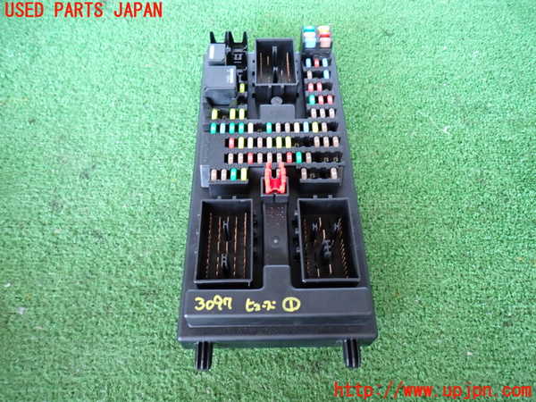 2UPJ-30976741]ジャガー・XJ(J12LA)ヒューズボックス1 中古_m0001.jpg
