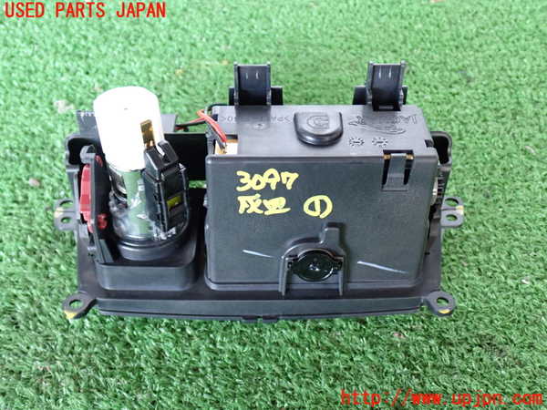 2UPJ-30977821]ジャガー・XJ(J12LA)灰皿1 中古_m0004.jpg