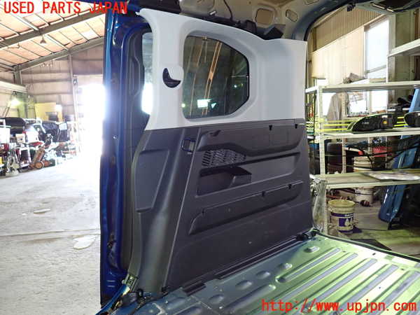 1UPJ-31087675]プジョー・RIFTER(リフター) 右リアピラートリム 中古_m0001.jpg