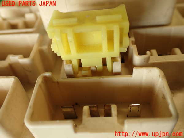 2UPJ-31146741]アルテッツァ(SXE10)ヒューズボックス1 中古_m0004.jpg