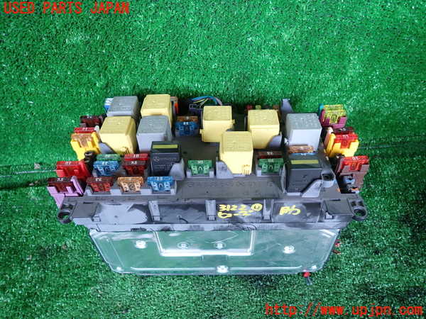 5UPJ-31226741]ベンツ V350 W639(639350)ヒューズボックス1(エンジンルーム内) 中古_m0001.jpg