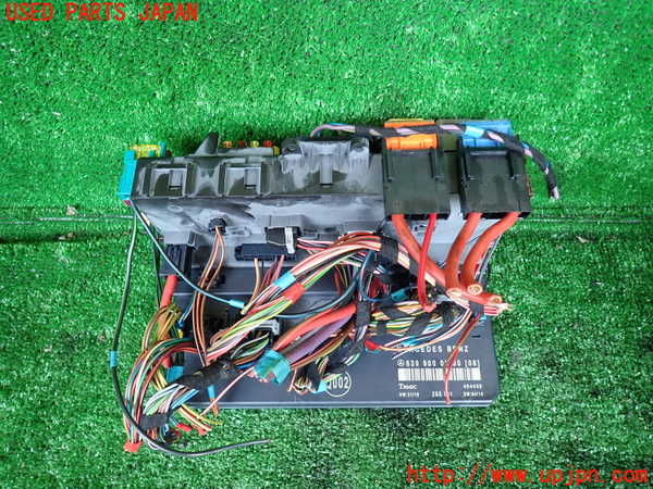 5UPJ-31226741]ベンツ V350 W639(639350)ヒューズボックス1(エンジンルーム内) 中古_m0002.jpg