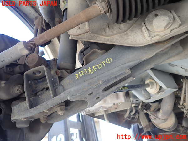 1UPJ-31235176]ハイエースワゴン100系(KZH100G)右フロントロアアーム1 中古_m0001.jpg