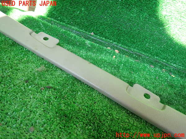 1UPJ-31237660]ハイエースワゴン100系(KZH100G)左フロントピラートリム 中古_m0003.jpg