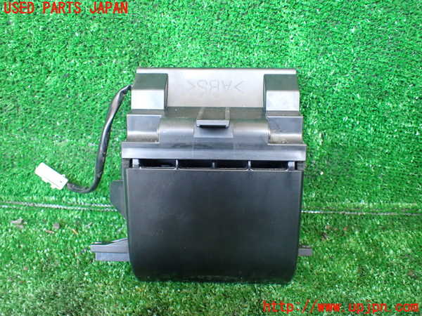 5UPJ-31247821]ビッグホーン(UBS73GW)灰皿1 中古_m0003.jpg