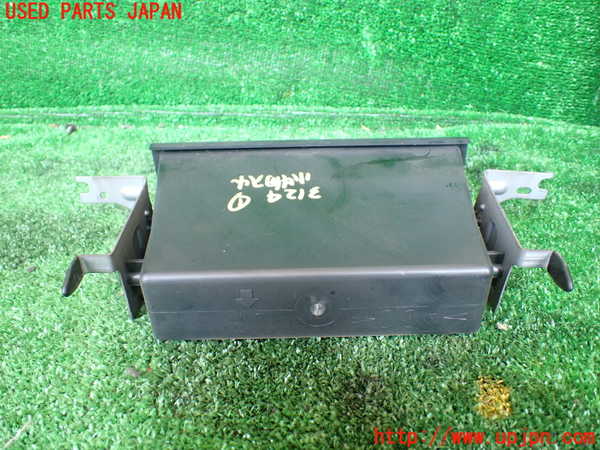 5UPJ-31247841]ビッグホーン(UBS73GW)小物入れ1 中古_m0002.jpg