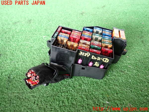 2UPJ-31296741]ポルシェ・カイエン ターボ(9PAM4851A)ヒューズボックス1 中古_m0002.jpg