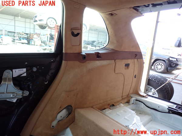 2UPJ-31297675]ポルシェ・カイエン ターボ(9PAM4851A)右リアピラートリム 中古_m0001.jpg