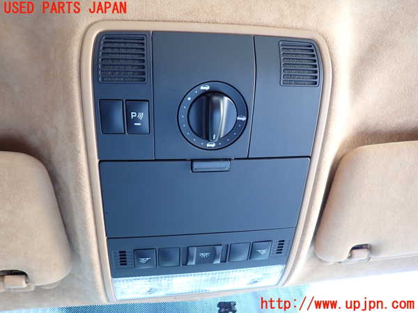 2UPJ-31296411]ポルシェ・カイエン ターボ(9PAM4851A)ルームランプ1 (真中 1列目) 中古_m0001.jpg