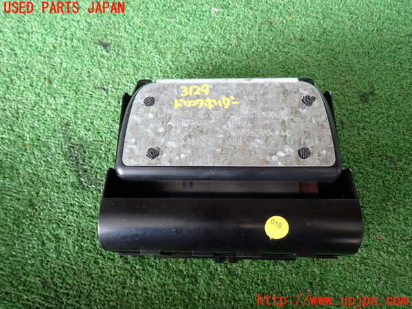2UPJ-31297810]ポルシェ・カイエン ターボ(9PAM4851A)ドリンクホルダー 中古_m0003.jpg